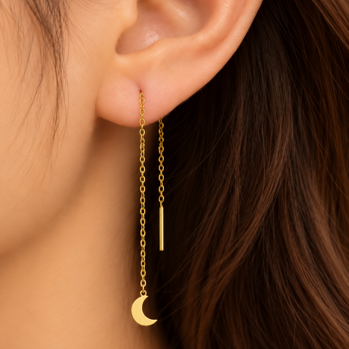 Boucles d’oreilles traversantes lune en or jaune 18K portées