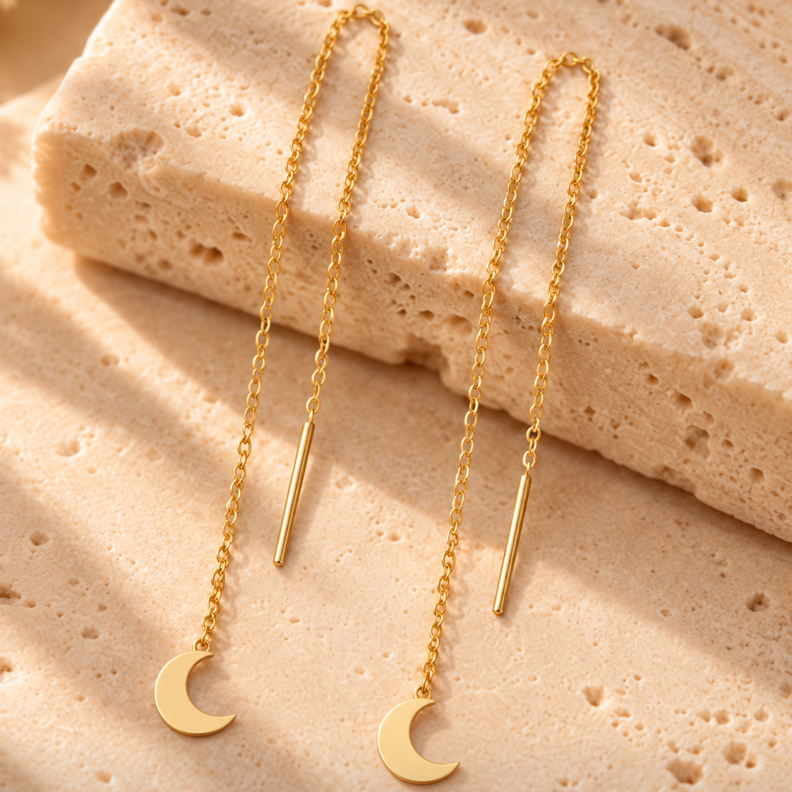 Boucles d’oreilles traversantes lune en or jaune 18K sur travertin