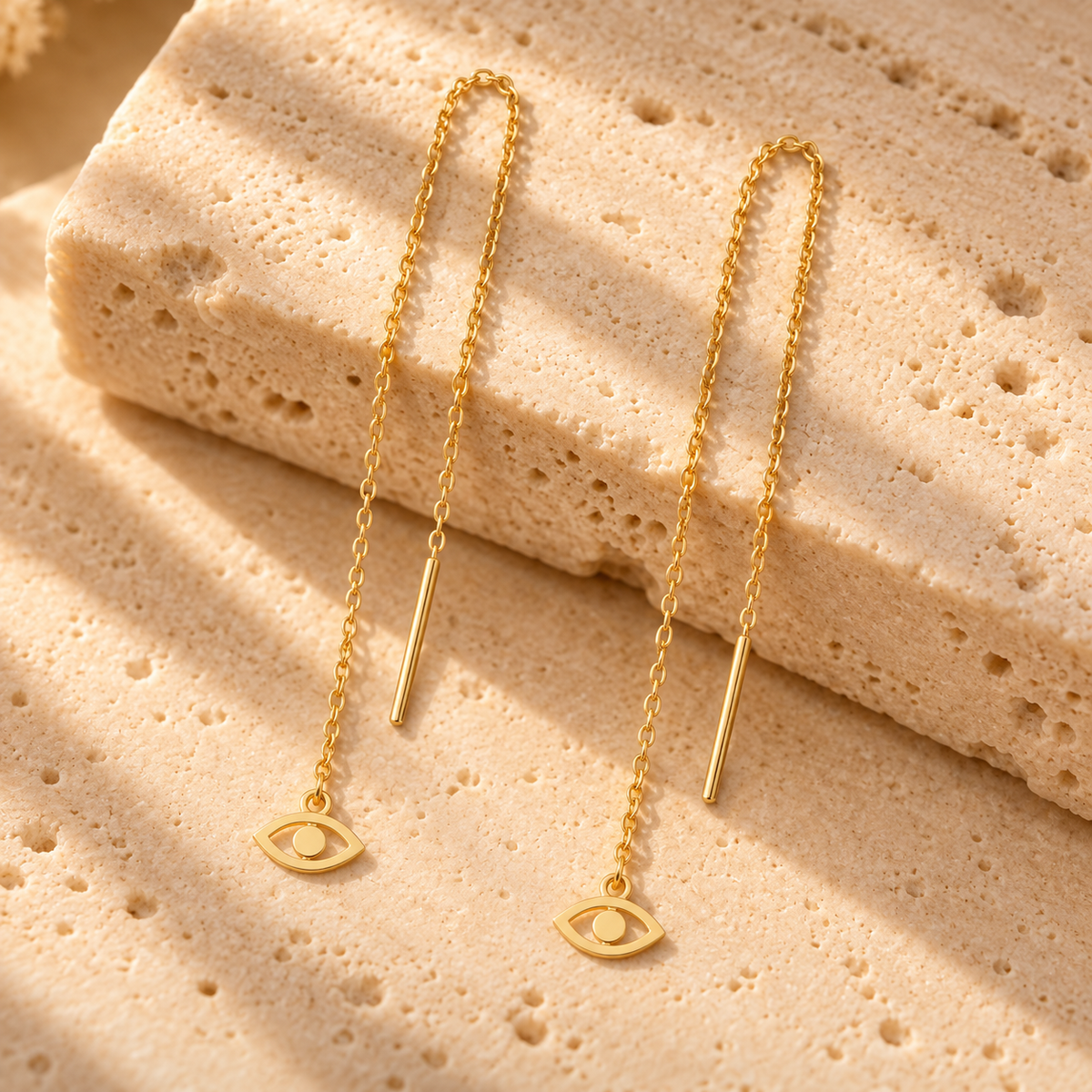 Boucles d’oreilles traversantes œil en or jaune 18K sur travertin, Charmays
