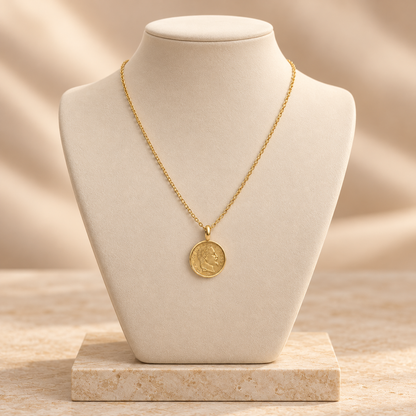 Collier doré à pendentif médaille ronde avec portrait en relief