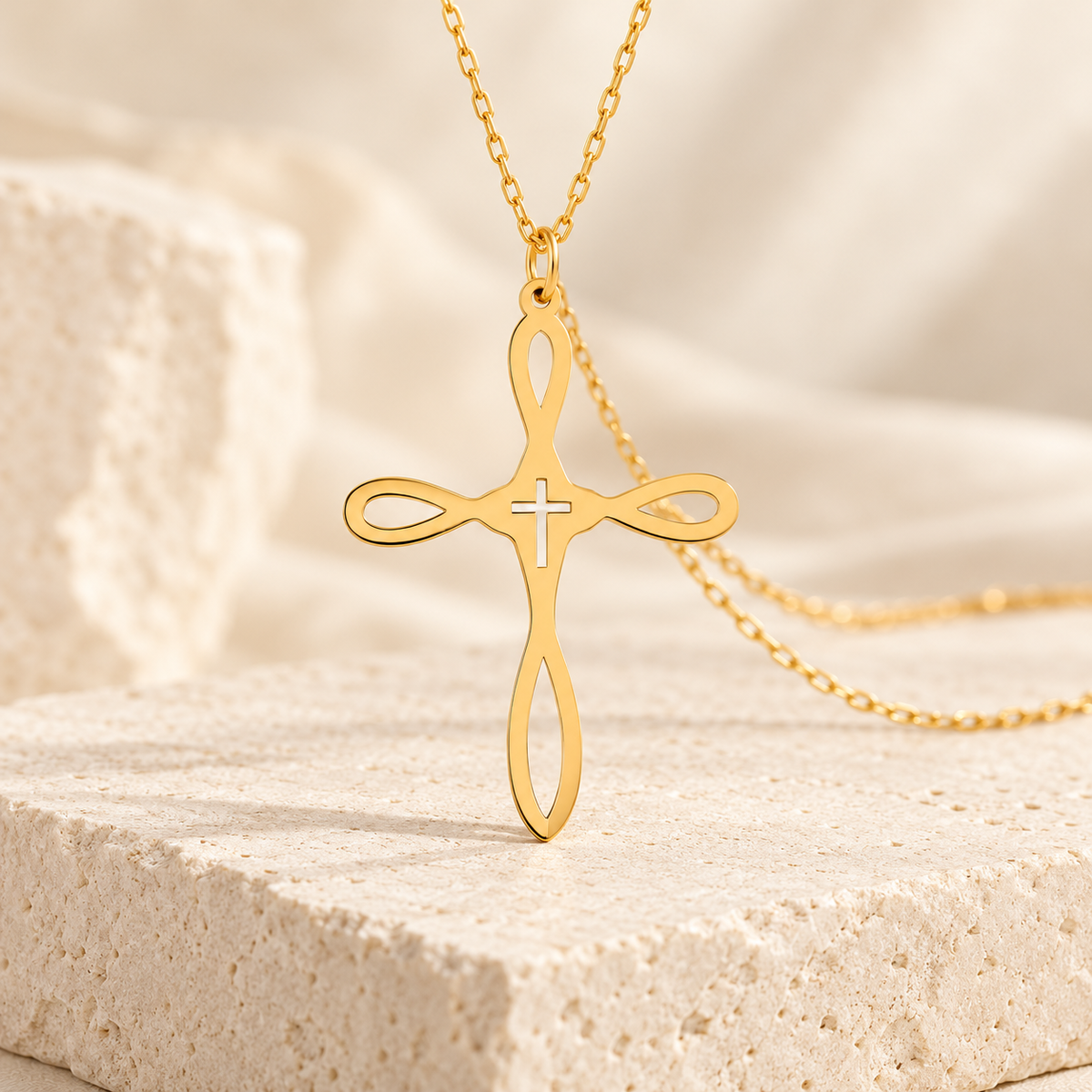 Collier croix à extrémités arrondies - Chaîne en Or avec croix aux branches légèrement évasées.