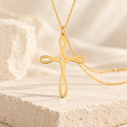 Collier croix à extrémités arrondies - Chaîne en Or avec croix aux branches légèrement évasées.