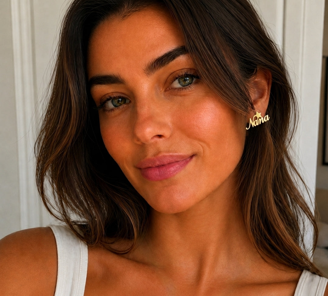 Mannequin portant des boucles d’oreilles personnalisées Charmays en or