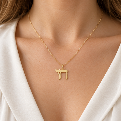 Pendentif symbole Haï — Motif hébraïque חי aux contours arrondis, avec bélière.