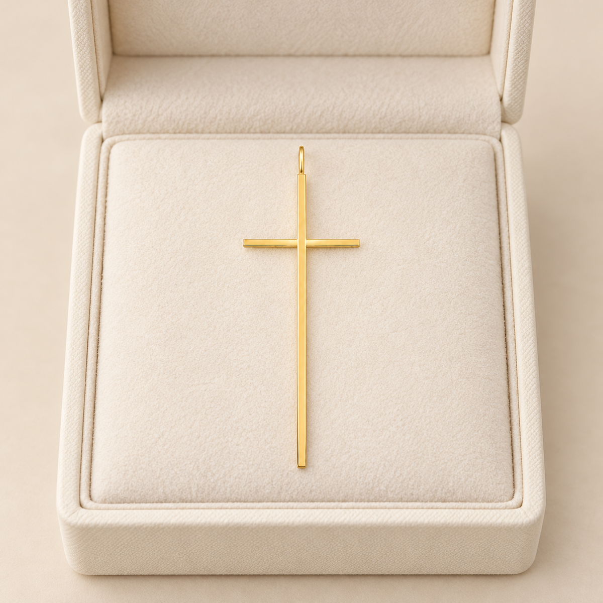 Pendentif croix épurée — Croix fine en Or aux lignes droites.