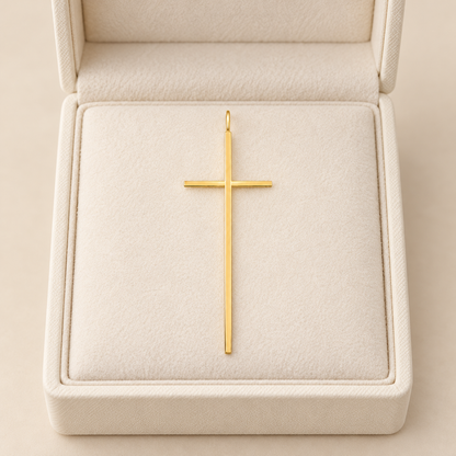 Pendentif croix épurée — Croix fine en Or aux lignes droites.