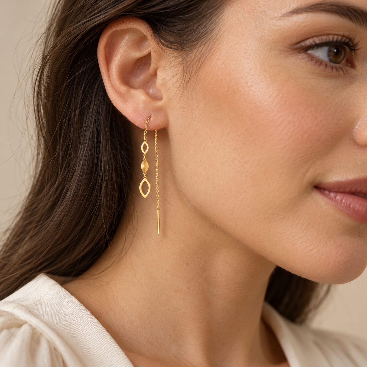 Boucle d’oreille traversante en Or  à trois motifs ovales et chaînette