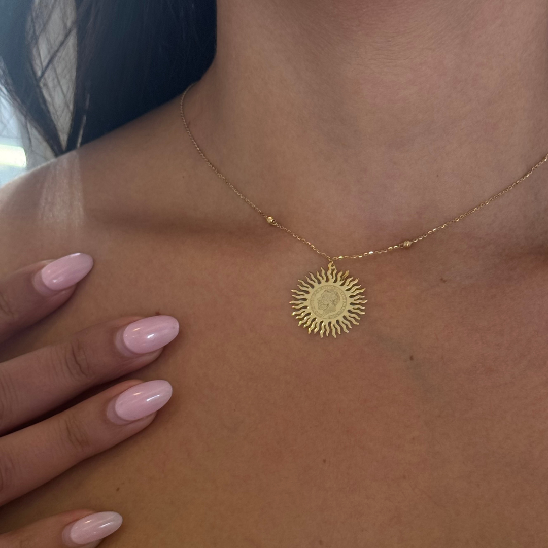 Collier avec pendentif soleil gravé Napoléon en Or 18K