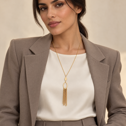 Collier en Or à pendentif ovale ajouré et franges de chaînes
