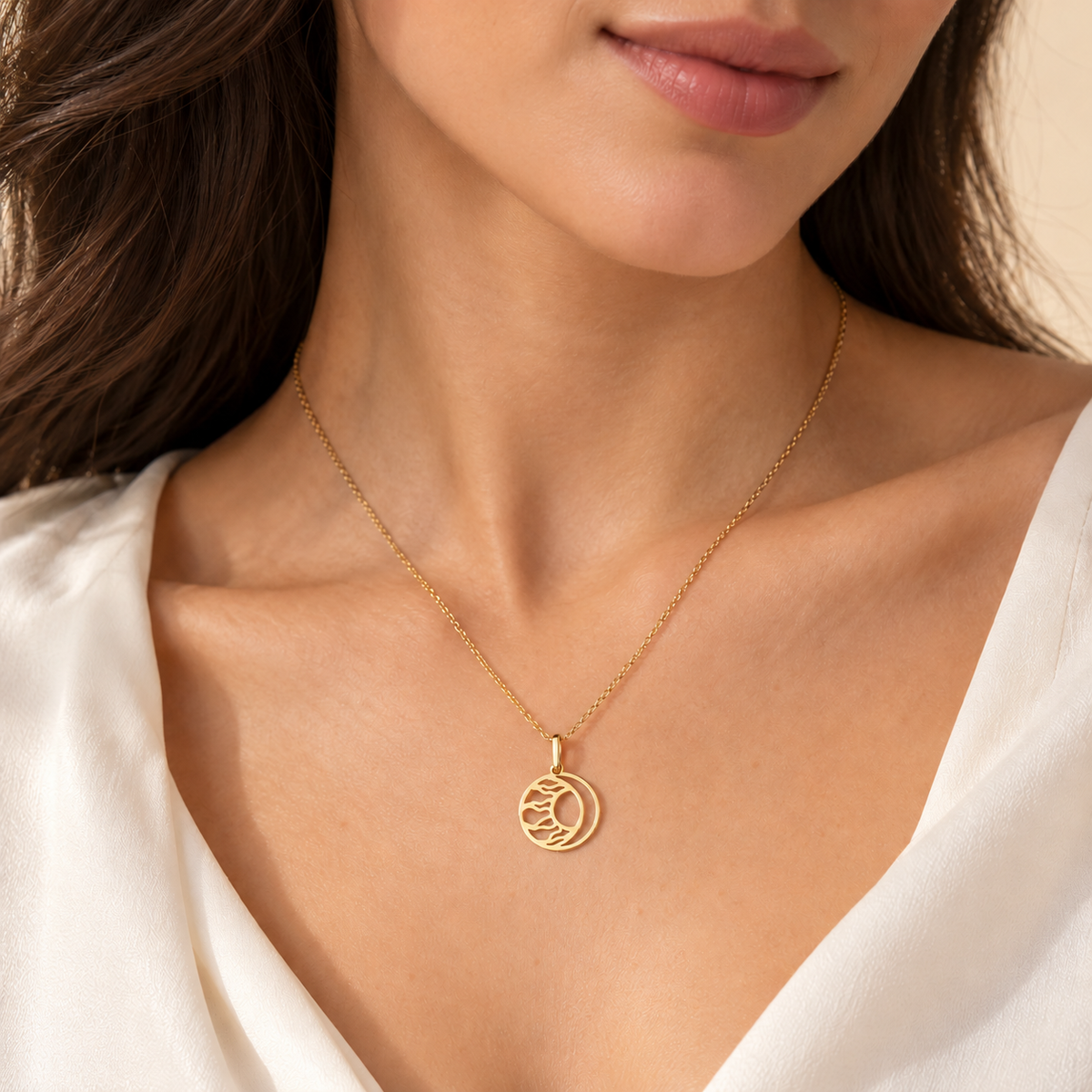 Pendentif doré à croissant ajouré et arabesques
