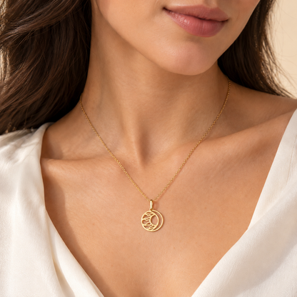 Pendentif doré à croissant ajouré et arabesques
