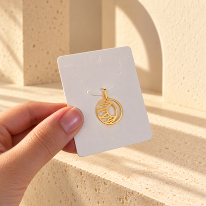 Pendentif doré à croissant ajouré et arabesques