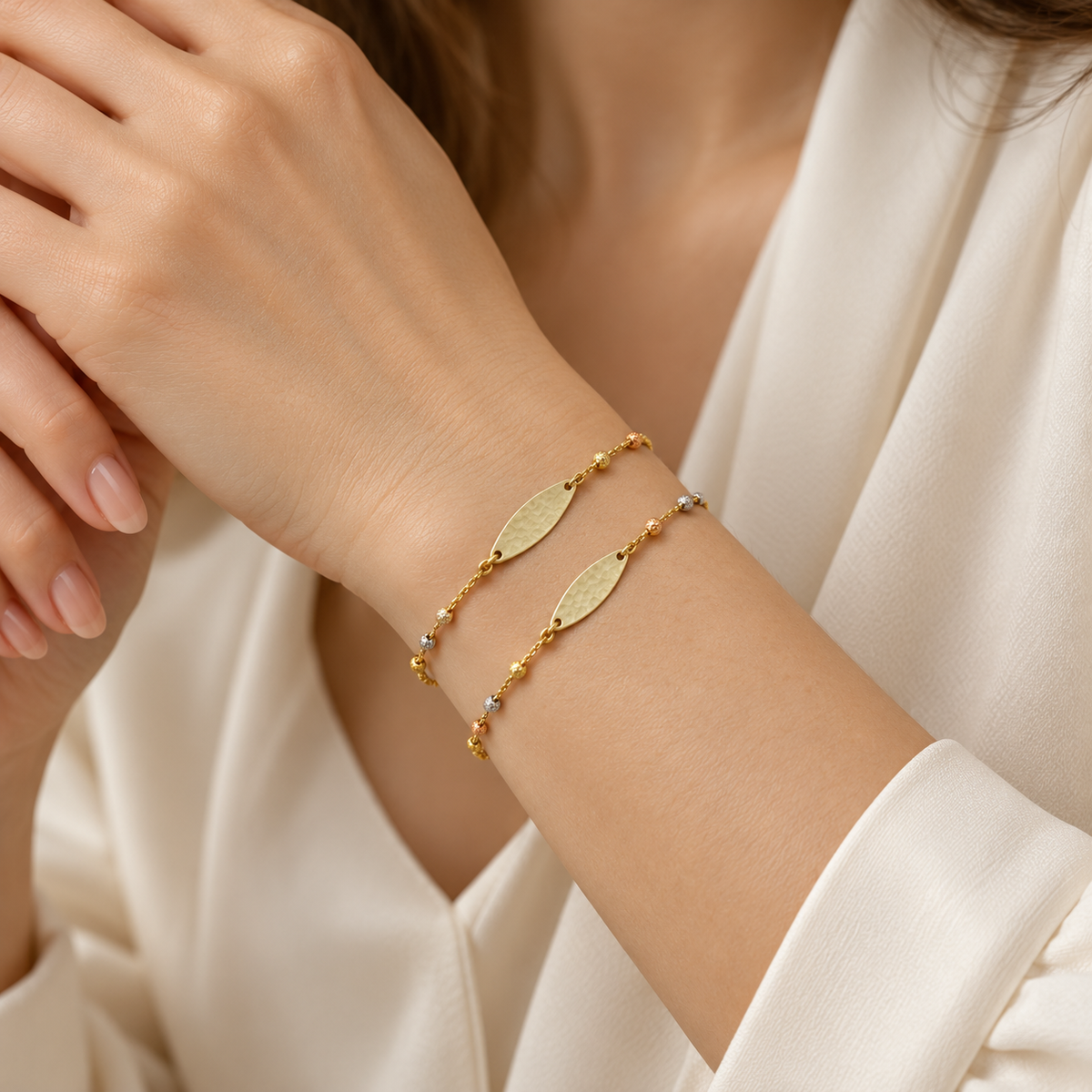 Deux bracelets fins dorés à plaques navettes